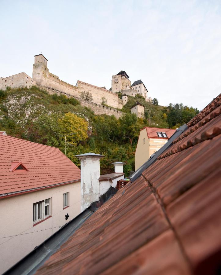 Apartmán s átriom v historickom centre Trenčín Esterno foto